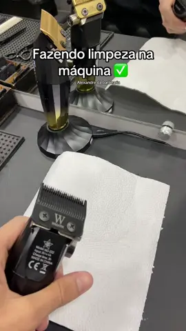 Como fazer limpeza na máquina de corta cabelo sem desregular ✅ . . . . . . #degrade #barbershop #simaodias #barbeiroiniciante #barbeiro #barber #barbearia 