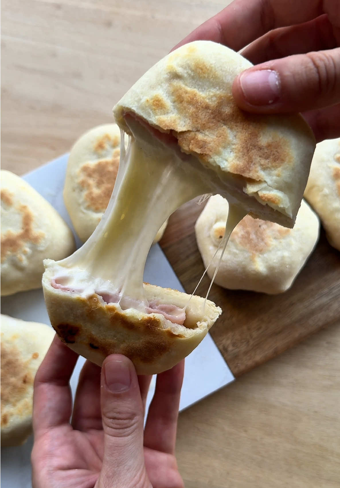 Pancitos Rellenos ⭐️ Ingredientes Para la masa: •	300 g de harina leudante •	1 huevo •	2 cucharadas de aceite •	120 ml de agua •	Sal  Para el relleno: •	Queso Cremón Doble Crema @laserenisimaok  •	Jamón c/n Paso a paso 	1.	Mezclar la harina, el aceite, el huevo, el agua y un poquito de sal en un bowl hasta formar una masa. 	2.	Dividir la masa en 7 porciones y formar bollitos. 	3.	Estirar cada bollito con las manos o un palote, formando pequeños círculos. 	4.	Rellenar: Envolver una feta de jamón con un trozo de Queso Cremón Doble Crema La Serenísima. 	5.	Cerrar cada bollito como si fuera un paquetito, asegurándose de que el relleno quede bien sellado. 	6.	Cocinar en una sartén caliente a fuego medio durante 5 minutos de cada lado, hasta que estén dorados y cocidos por dentro. 	7.	Servir y disfrutar estos pancitos rellenos, deliciosos y calientes. #Receta #Recipe #pan #relleno #queso #cremon #almuerzo #cena #panrelleno #recetasfaciles #recetasquefuncionan #laserenisima #viral #fyp 