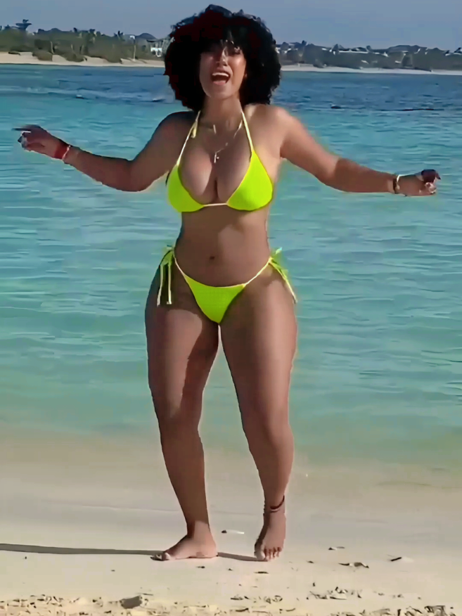 When the beach and dance meet, it’s magical ✨💃🌊 so vamos a la playa ... #dancegirl #tiktokdance #beachvibes #bikinigirl #bikinibody #beachtime #beachgirl  #blackgirlluxury #vamosalaplaya 