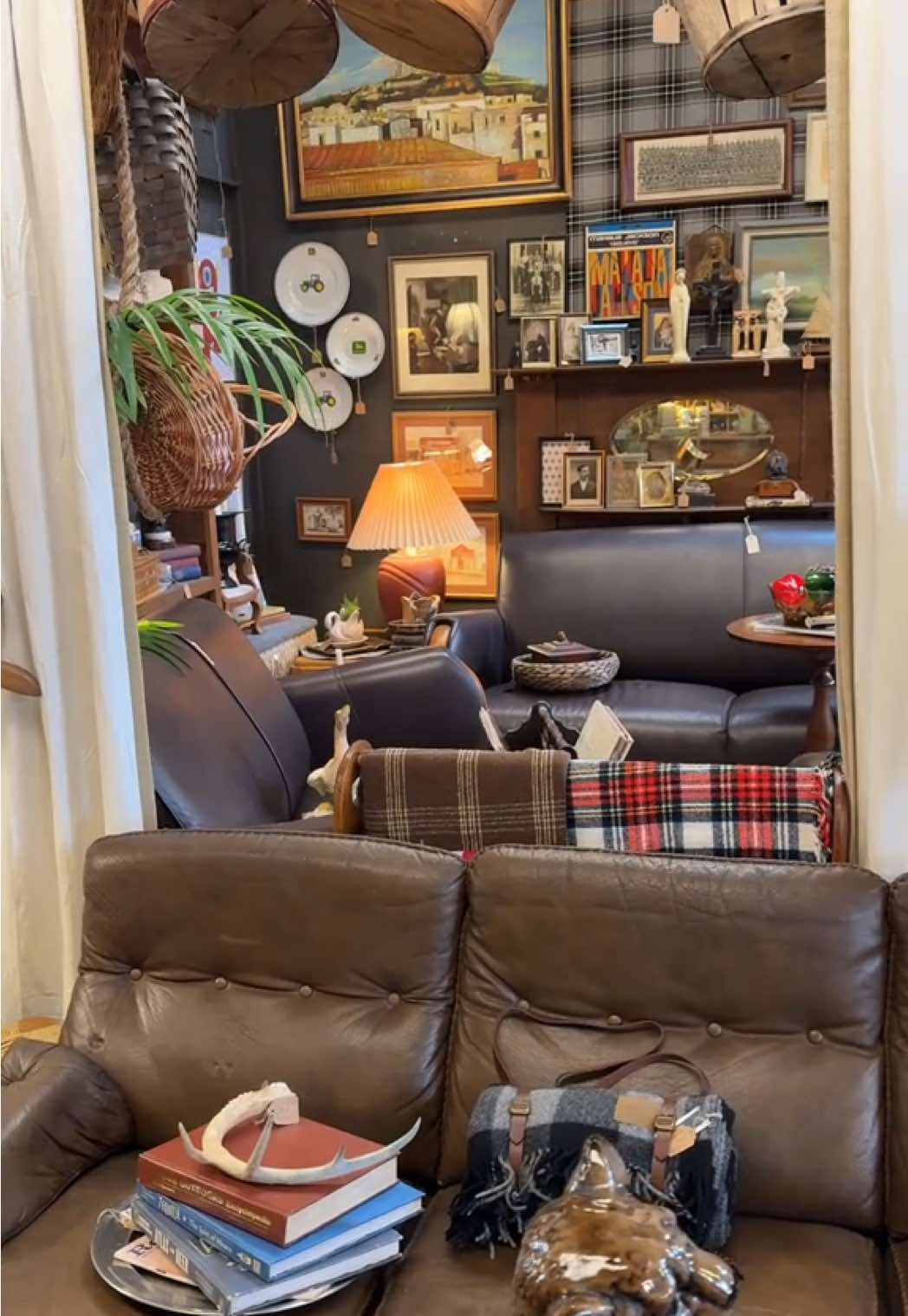 Built to last, with character and charm... one of the many reasons we love #antiques and #vintage 