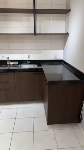 Cozinha pequena? A gente resolve com estilo! Prateleiras aéreas, Metalon pretas, madeira escura e tudo no seu lugar. Quem disse que funcional não pode ser sofisticado? #cozinhapequena #decorcomestilo #moveisplanejados #designautoral #CozinhaChique #interiorescriativos #detalhesqueencantam #projetosarquitetonicos #cozinhafuncional #tiktokdecor #fyp #makeup 