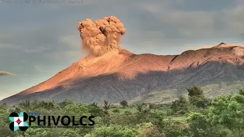WATCH: An explosive eruption is currently occurring at the summit vent of Kanlaon Volcano in Negros Island that began at 5:51 a.m. today, April 8, 2025, according to PHIVOLCS. The said eruption in Kanlaon is producing a voluminous bent plume approximately 4,000 meters tall that is drifting southwest. Pyroclastic density currents or PDCs descended the slopes on the general southern edifice based on IP and thermal camera monitors. Alert level 3 prevails over the said volcano. Courtesy: PHIVOLCS/FB