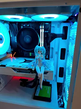 TEM UMA HATSUNE MIKU NO MEU SETUP 😭😭😭😭 da série: upgrade no pc temos a parte 2 - Action figure no gabinete! #setup #vaiprofycaramba #hatsunemiku #actionfigures 