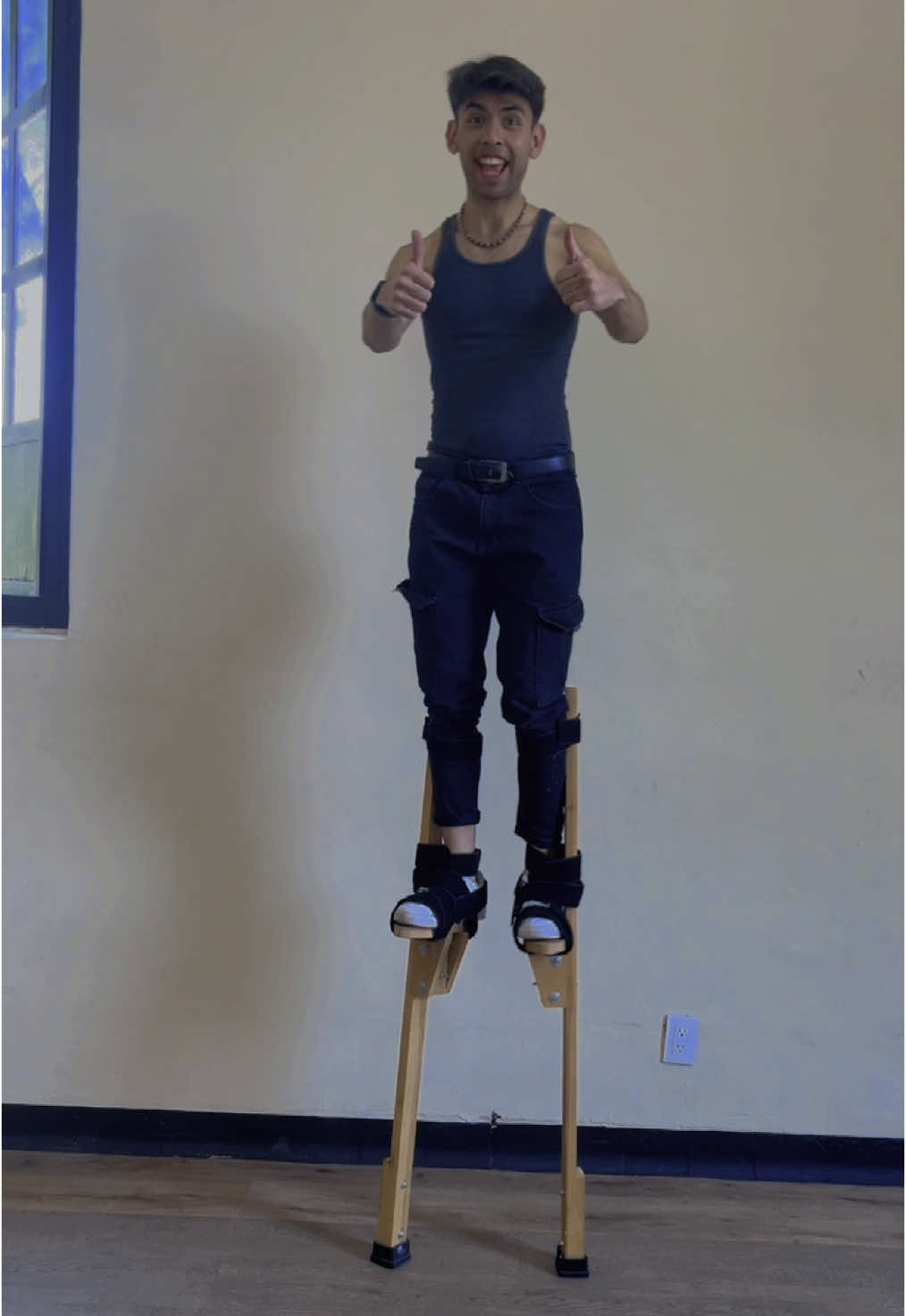 ”¿Quién dijo que volar era solo para aves?  #Zancos #StreetPerformance #AlturaConActitud #FiestaEnElAire #fyp