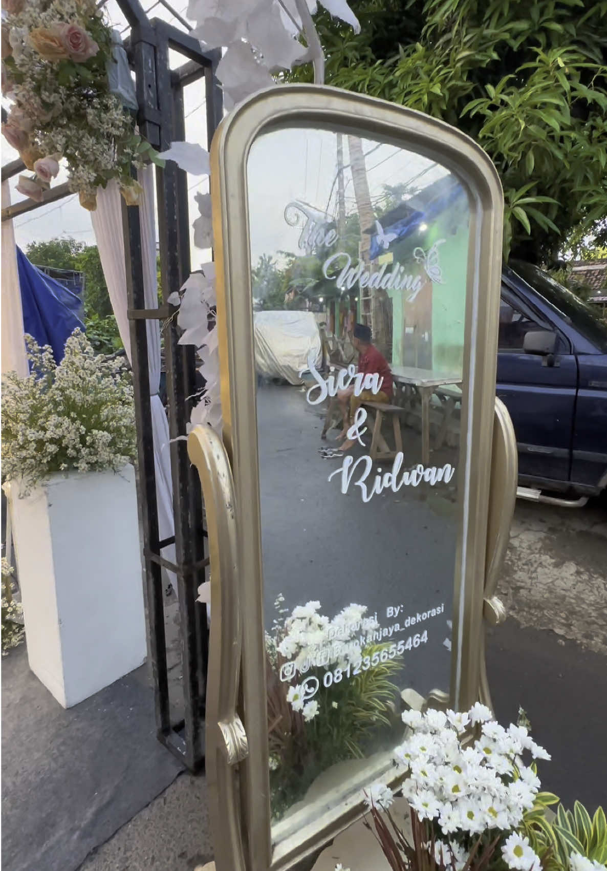 Wedding Siera & Ridwan Tenda thematic putih silver abu —————— Start harga 15jt an saja 😍 —————— #barokahjayadekorasi #dekorasiwedding #weddingdecoration #dekorasipernikahan #tendawedding #teropsidoarjo #paketpernikahan #dekorasipelaminan 