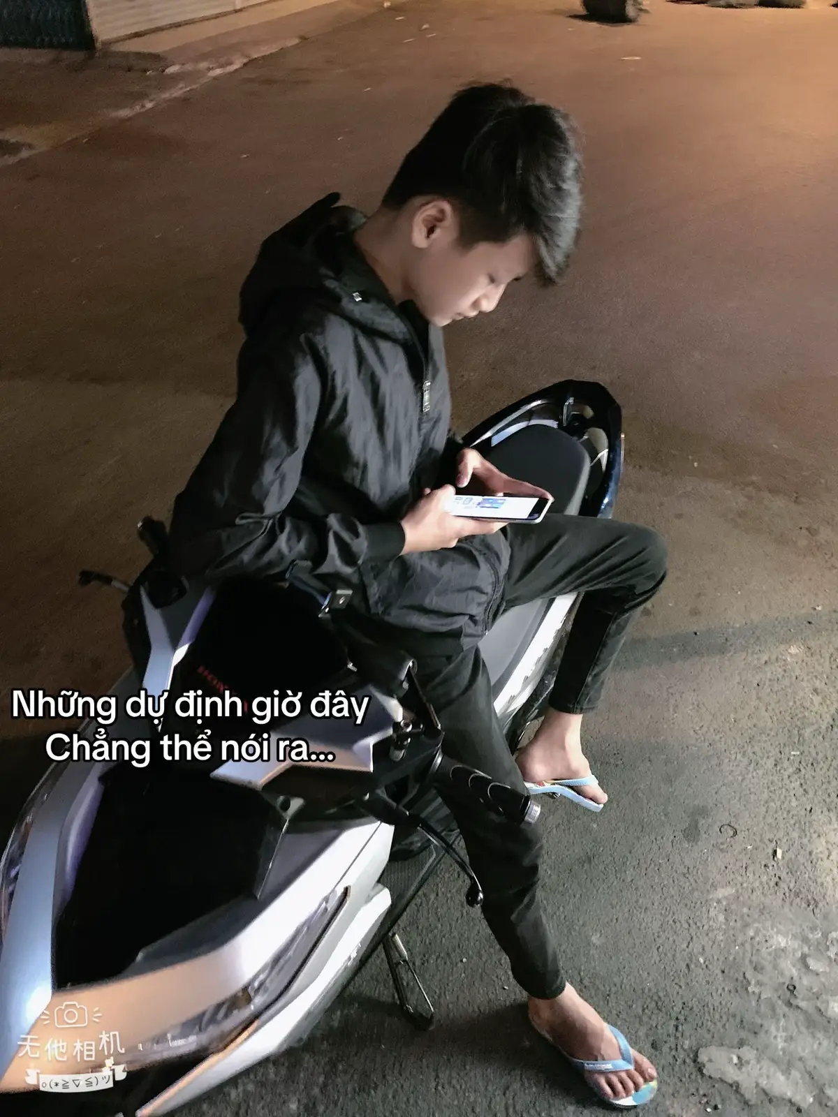 Dẫu đã từng rất hy vọng sẽ có thể cùng em hạnh phúc, cùng em già đi, nhưng cuối cùng anh cũng phải chấp nhận một điều rằng.*Anh không phải là một nửa của em. Anh chỉ có thể làm em mỉm cười. Chứ không phải bật cười, chỉ có thể làm cho em cảm động chứ không thể rung động.* Anh cuối cùng sau bao nhiêu cố gắng cũng chỉ có thế làm cho em thương cảm, chứ không phải thương yêu. Anh không trách gì em cả, ngược lại còn muốn cảm ơn em vì em đã mở lòng đón nhận, đã giành thời gian để cố hiểu thế giới của anh và cho anh cơ hội để bước vào thế giới của em. Nhưng ai đó đã nói rằng.*Trái tim con người bé nhỏ, chật chội lắm, khi người này chưa bước ra thì người khác chẳng thế bước vào được*. Sau tất cả, anh không còn lựa chọn nào khác ngoài rời đi. Rời đi không phải là một sự trừng phạt dành cho em vì đã không thể yêu anh, mà đó là điều tốt nhất anh nghĩ mình có thể làm cho em, để em có thể tìm một ai đó khiến em hoàn toàn quên đi được một hình bóng cũ và đón nhận họ một cách toàn tâm toàn ý, có như vậy em mới trở thành một cô gái hạnh phúc và tận hưởng cuộc đời của mình trọn vẹn. Rời đi, chưa bao giờ là điều anh muốn, nhưng sẽ là điều mà anh lựa chọn, vì em. Đừng buồn và cũng đừng nuối tiếc, chúng ta không thể yêu tất cả những người đối tốt với mình trên đời. Anh không thể ở bên em vì anh thiếu đi may mắn, cũng như em chưa thể quên được những điều không vui vì em chưa chọn đúng người để cùng em làm điều đó. Sau này, nhất định anh sẽ tìm được một người mãn nguyện khi ở bên anh, bình yên khi nghĩ về anh và em cũng sẽ tìm được một người khiến cho em rung động, làm cho em bật cười, và chúng ta sẽ đều hạnh phúc với một ai đó nguyện bước cùng mình tới cuối đời. Nhưng anh nghĩ một ngày nào đó, khi nỗi nhớ về em không còn quá da diết, khi mình đã quen dần với cuộc sống không còn gắn bó cùng nhau, thì anh hi vọng có thể làm một người bạn chân thành của em, cùng em trò chuyện, cùng em nói cười. Không thể là nơi em đến, anh muốn làm ánh sáng để soi lối em đi... #viralvideo #xuhuongtiktok #overthinking #ttql 