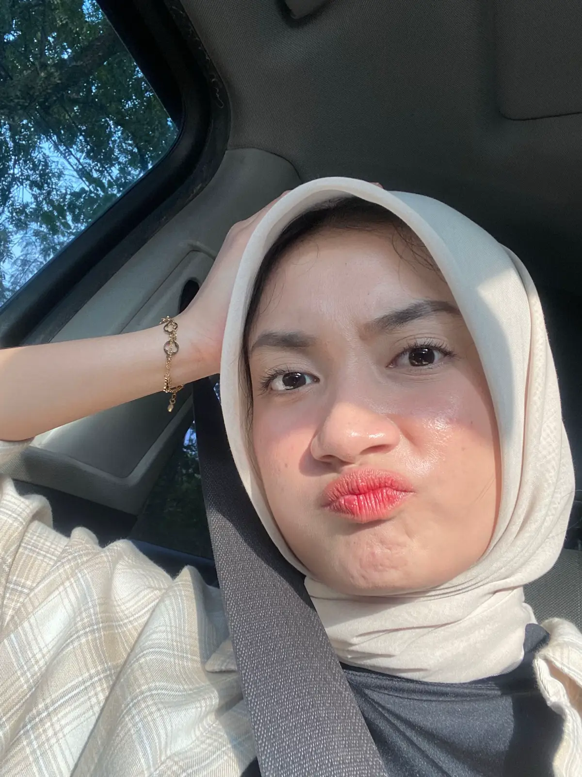 isi galeriku dengan 1001 random pap