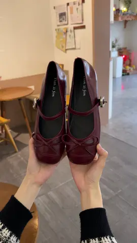 Quay cam thường thôi mà còn đẹp cỡ này mn ưi, màu đỏ đô đi sang mà trắng chân lắm ạ#giay #giàyquảngchâu #giàydepxinh #xh #reviewgiay #trendingvideo #LearnOnTikTok #giaybet #yjpッ #giaydepnu 