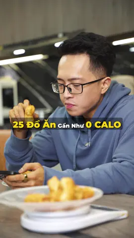 🔥Ăn Thoải Mái Đê ae 👇🏻 Đùa chút thôi, cơ mà sẽ giúp ae nào thích “ăn vặt” Bởi vì để giảm mỡ/ cân thành công, cách DUY NHẤT đó là thông qua THÂM HỤT CALO Còn ae muốn biết ăn chính xác bao nhiêu calo để giảm được cân?  ✅ Bổ sung những thực phẩm này vào bữa ăn để cảm thấy no lâu hơn. ✅ Dùng làm món ăn vặt giữa các bữa để kiểm soát cơn đói. ✅ Kết hợp với protein để duy trì cảm giác no lâu hơn. Lượng calo trên 100g: * Dưa chuột muối – 12 cal * Dưa cải muối (Sauerkraut) – 19 cal * Đậu Hà Lan ngọt – 42 cal * Kimchi – 15 cal * Cải bó xôi (đã nấu chín) – 23 cal * Rau arugula – 25 cal * Bắp cải tí hon (Brussels sprouts) – 43 cal * Ớt chuông đỏ – 27-30 cal * Mâm xôi đỏ (Raspberry) – 45 cal * Mâm xôi đen (Blackberry) – 43 cal * Việt quất – 45 cal * Dưa lưới cam (Cantaloupe) – 34 cal * Ớt chuối – 27 cal * Dưa lưới xanh (Honeydew) – 36 cal * Đậu nành non luộc (Edamame) – 44 cal * Bí đỏ nghiền – 35 cal * Sốt salsa tươi – 25 cal * Phô mai tươi không béo (Cottage cheese) – 48 cal * Cá trắng (như cá tuyết) – 48 cal * Súp miso – 40 cal * Nước hầm (gà hoặc rau) – 15 cal * Củ năng – 24 cal * Cơm súp lơ – 25 cal * Bưởi – 42 cal * Đu đủ – 43 cal * Thạch không đường – 11 cal #shredan72 #vulaci #songkhoe247 #LearnOnTikTok #giamcanantoan