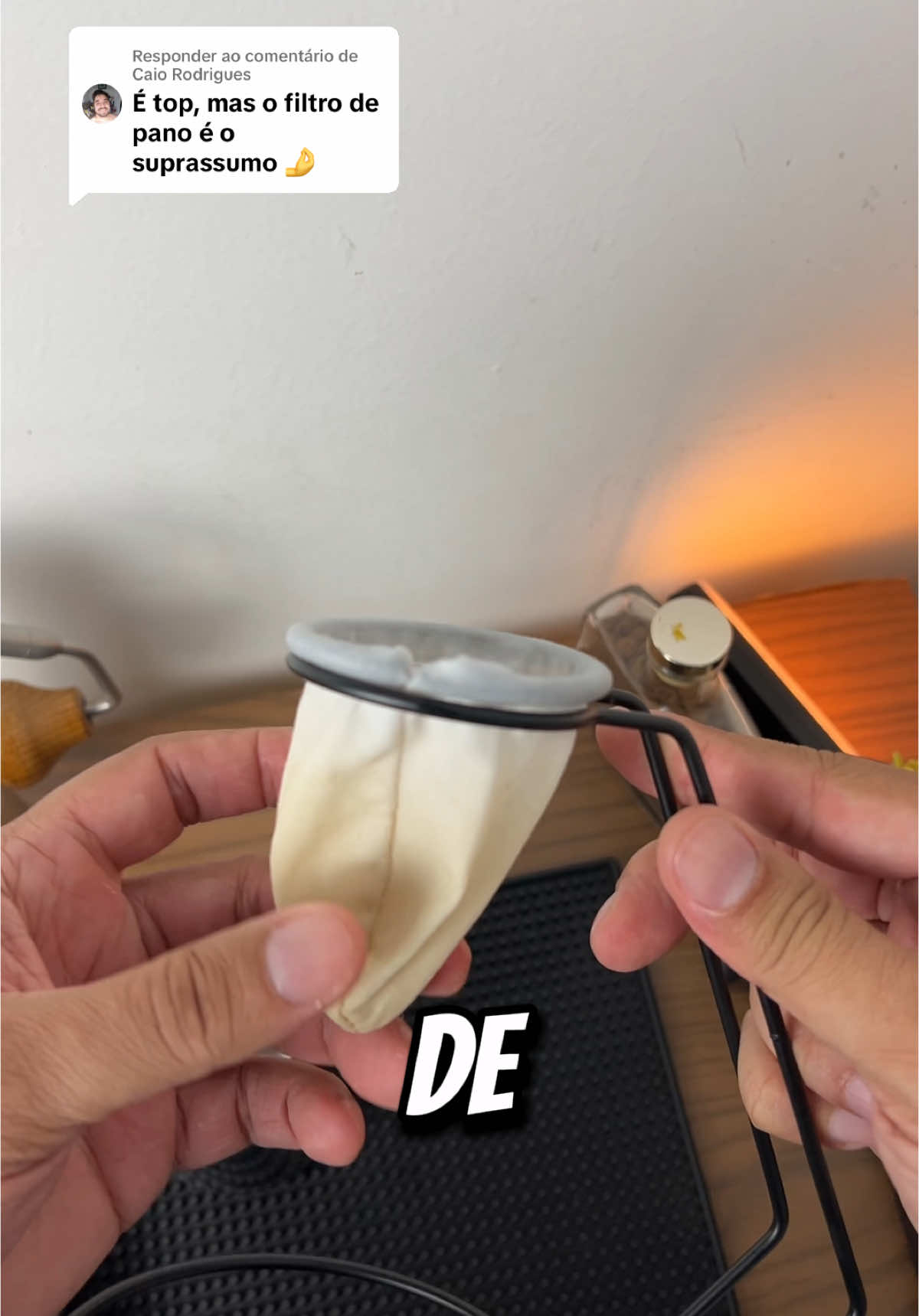 Respondendo a @Caio Rodrigues coador de pano ou filtro de pano é um método de fazer café que pra muita gente lembra os avós ou entes queridos da família. . Ele tem seu lugar e suas características e precisa ser respeitado. . Resulta em um café bem encorpado e oleoso, aquele gostinho de café brasileiro. . Só cuidem com seu armazenamento pra não prejudicar seus cafés. . #coador #coadordepano #filtrodepano #cafe #cafezinho #coffee 