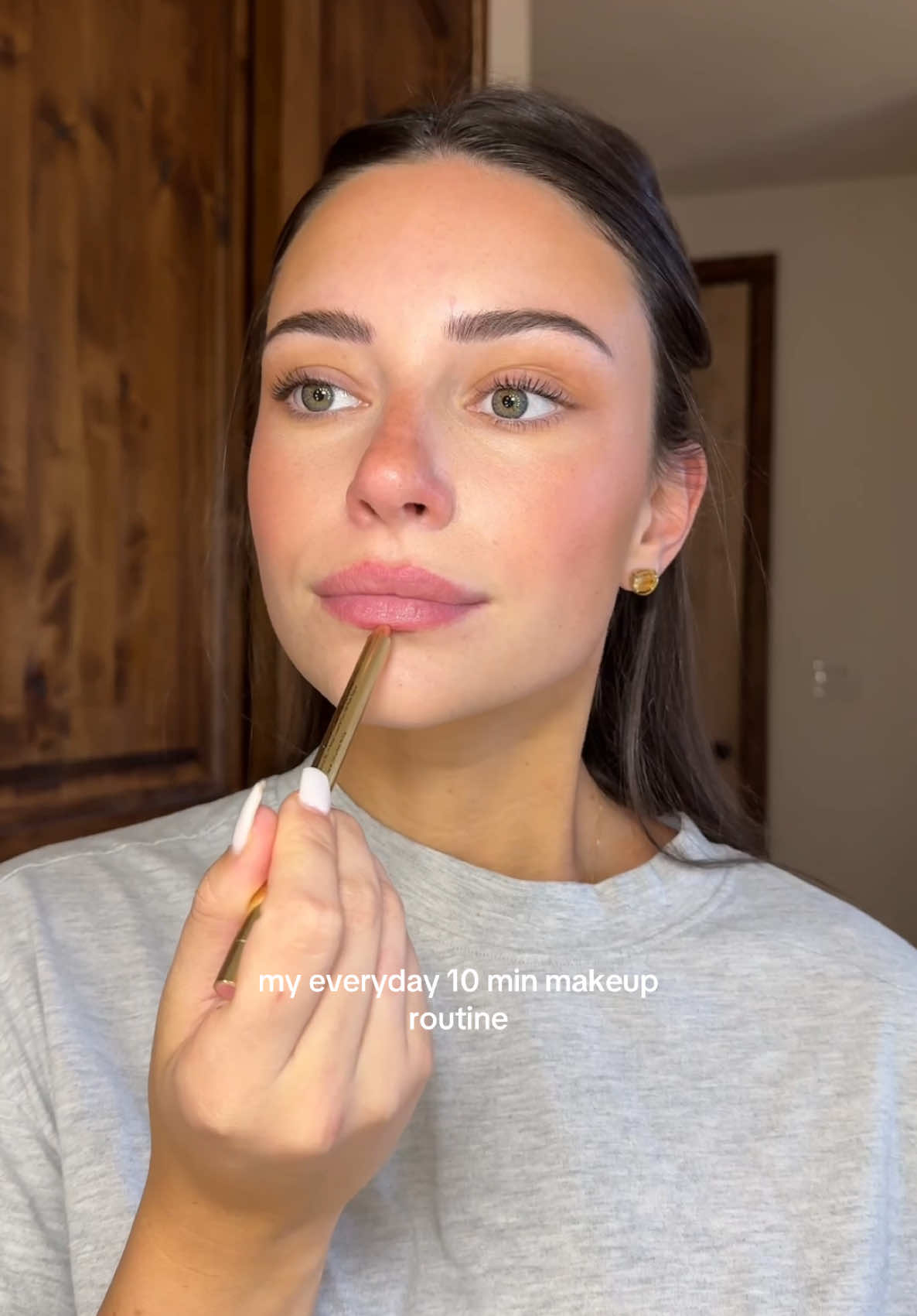 Light & lasting ⚡️ products: @Kosas concealer @Charlotte Tilbury color corrector @YSL Beauty bronzer @pradabeauty mascara @makeupbymario blush & setting spray @MERIT Beauty lip liner @Fenty Beauty powder @Clinique lip oil #nomakeupmakeup #naturalmakeup #easymakeuproutine #quickmakeup 