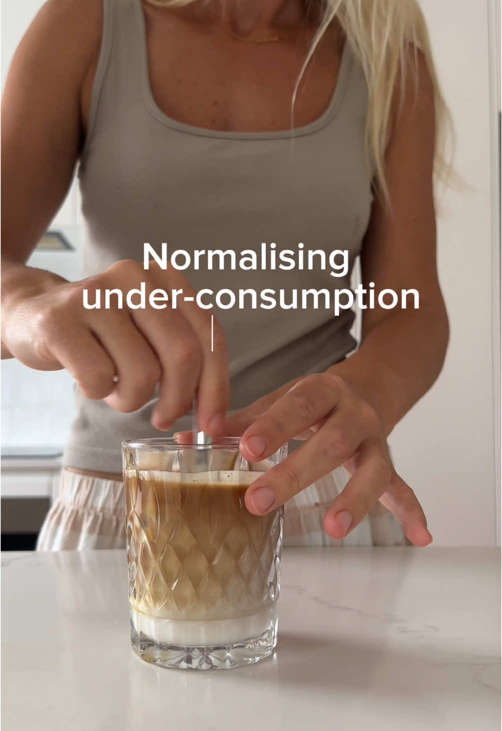 Underconsumption core part 2! I love normalising being a minimalist and not falling for the overconsumption trap. Less but better—no pressure to keep up with seasonal decor, just a home that feels right. A simple routine with minimal products, one great pair of runners, and a handbag that lasts for years. Cooking at home, using what I have, and wearing the same bikini on repeat. Underconsumption isn’t deprivation; it’s intentional living. #femalefinance #underconsumption #underconsumptioncore #genzfinance #minimilism 
