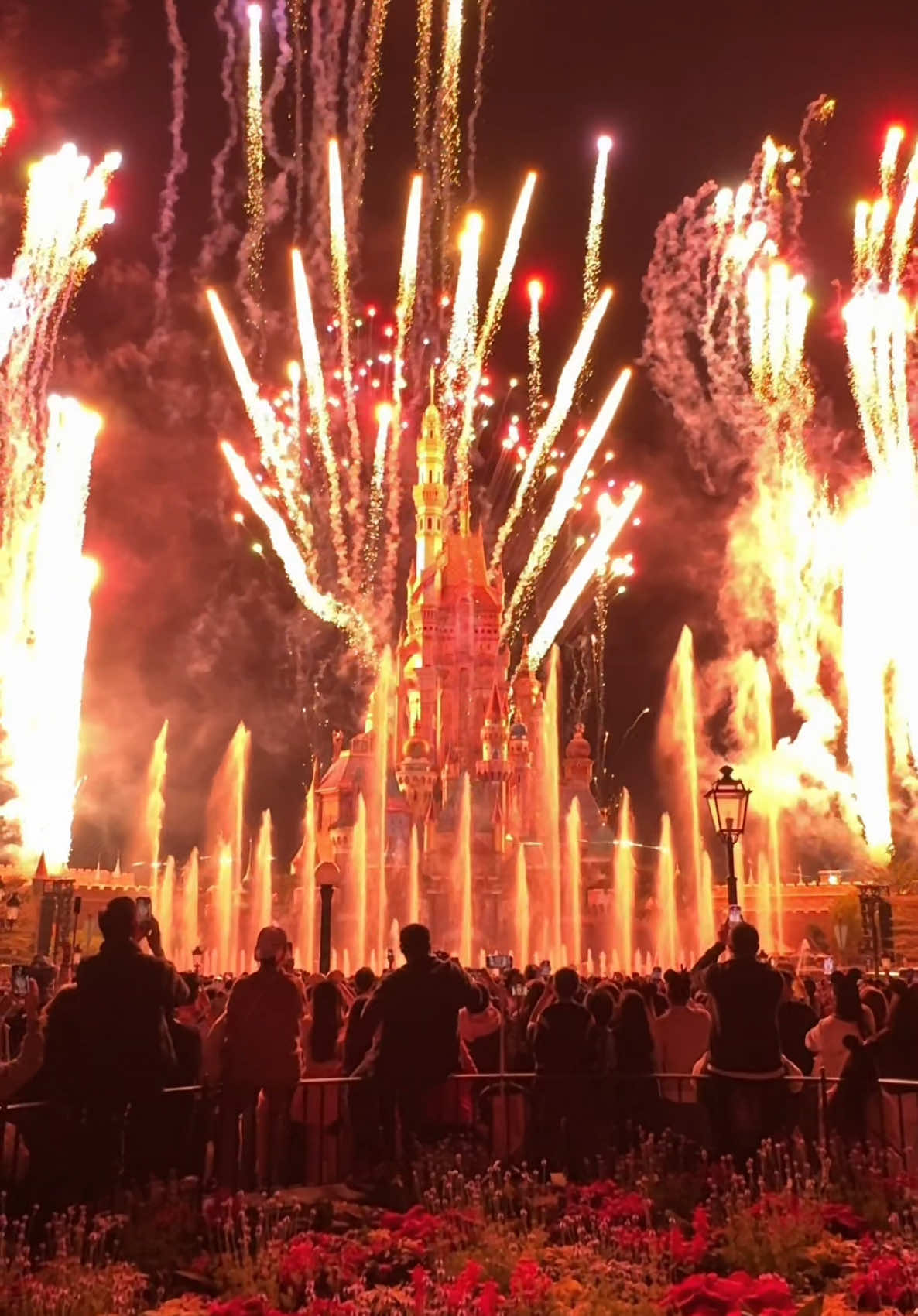 I had the chance to experience the magic of Disneyland once more, healing my inner child 🎆🤍 #hongkong #disneyland #disneylandfireworks #hongkongdisneyland #momentous #travel #fyp
