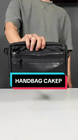 Handbag warna hitam tu bikin kamu bakal selalu tetep kece, karena mudah banget buat di mix and match dan yang pasti ini bukan handbag biasa !! Cek video ‼️💥#albaproject #handbag #clutchbag #slingbag 