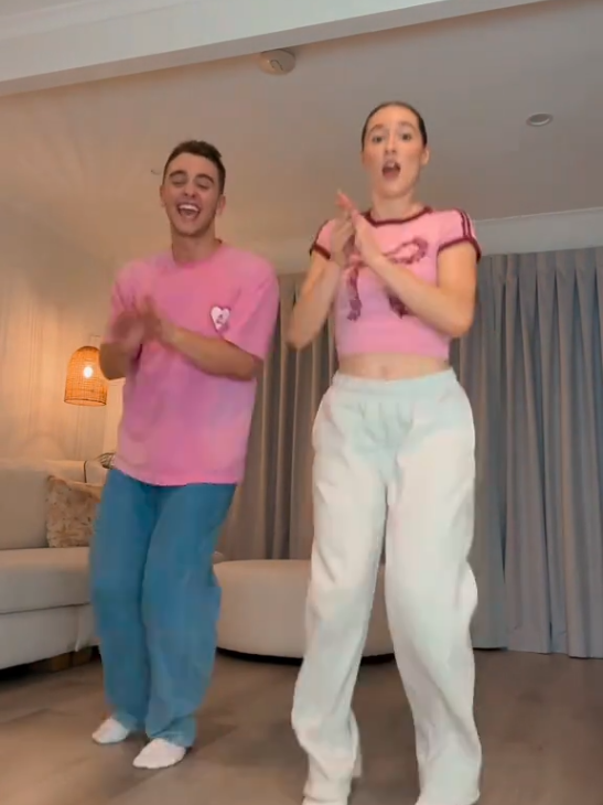 Apt apt apt apt / pata pata song #trendingpost #trendingnow #trendingreels #viralpost #fypage #tiktoklover #tiktokdance #trendingtiktok #viral2025  #Dance2025 #Apatapata2025 #EnricoRamosRamos 