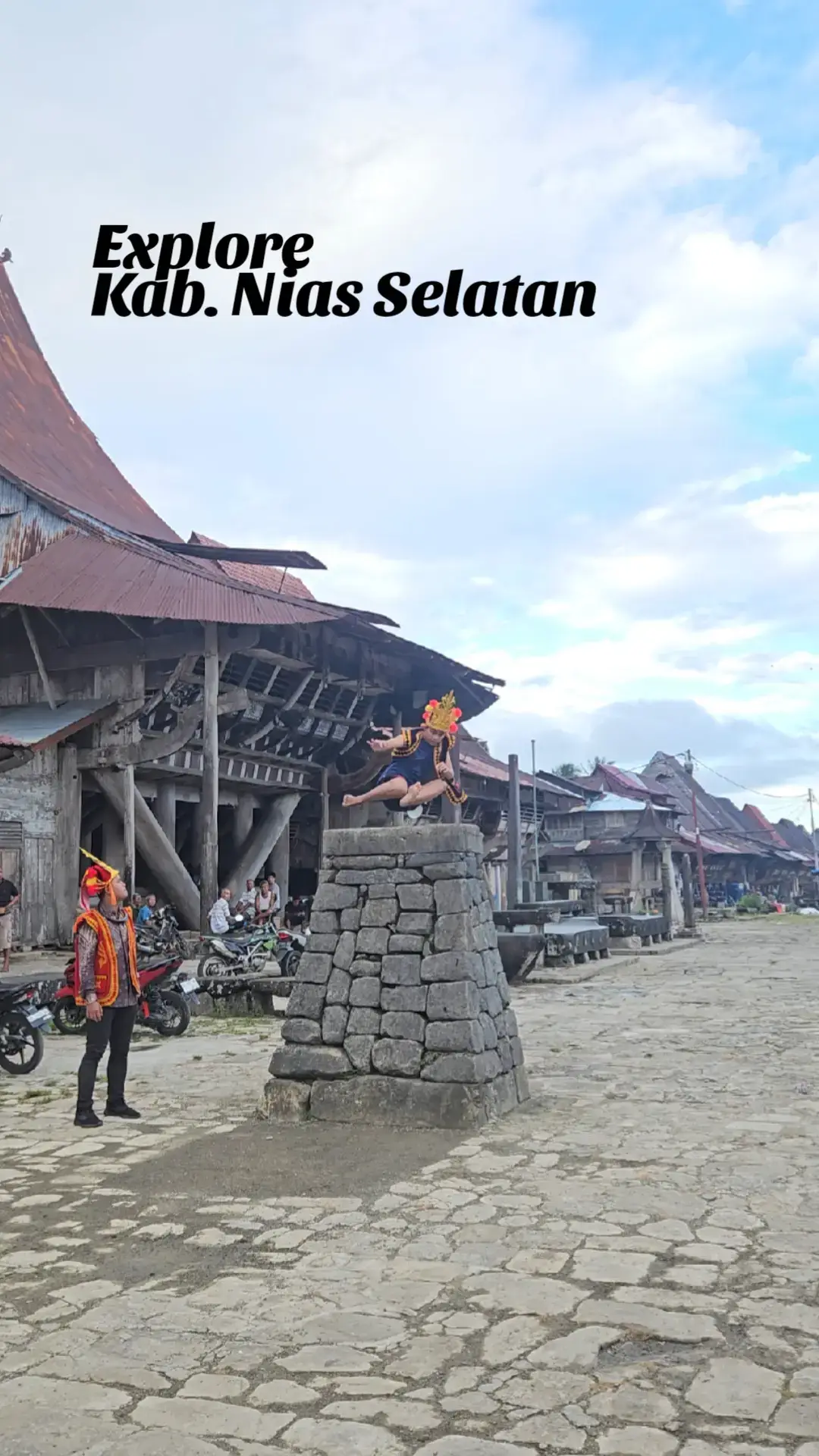 Nias Selatan, surga tersembunyi dengan pesona alam yang memukau. Dari pantai berpasir putih yang eksotis dan ombak Sorake yang menantang para peselancar hingga Rumah adat ikonik yang gagah dan indah, setiap sudutnya menyimpan keindahan yang tak terlupakan. Ayo jelajahi keindahan Nias Selatan!  #NiasSelatan #PesonaAlam #IndonesiaIndah #traveling #pesonaindonesia #wonderfulindonesia #beach #bawamataluo #sorake