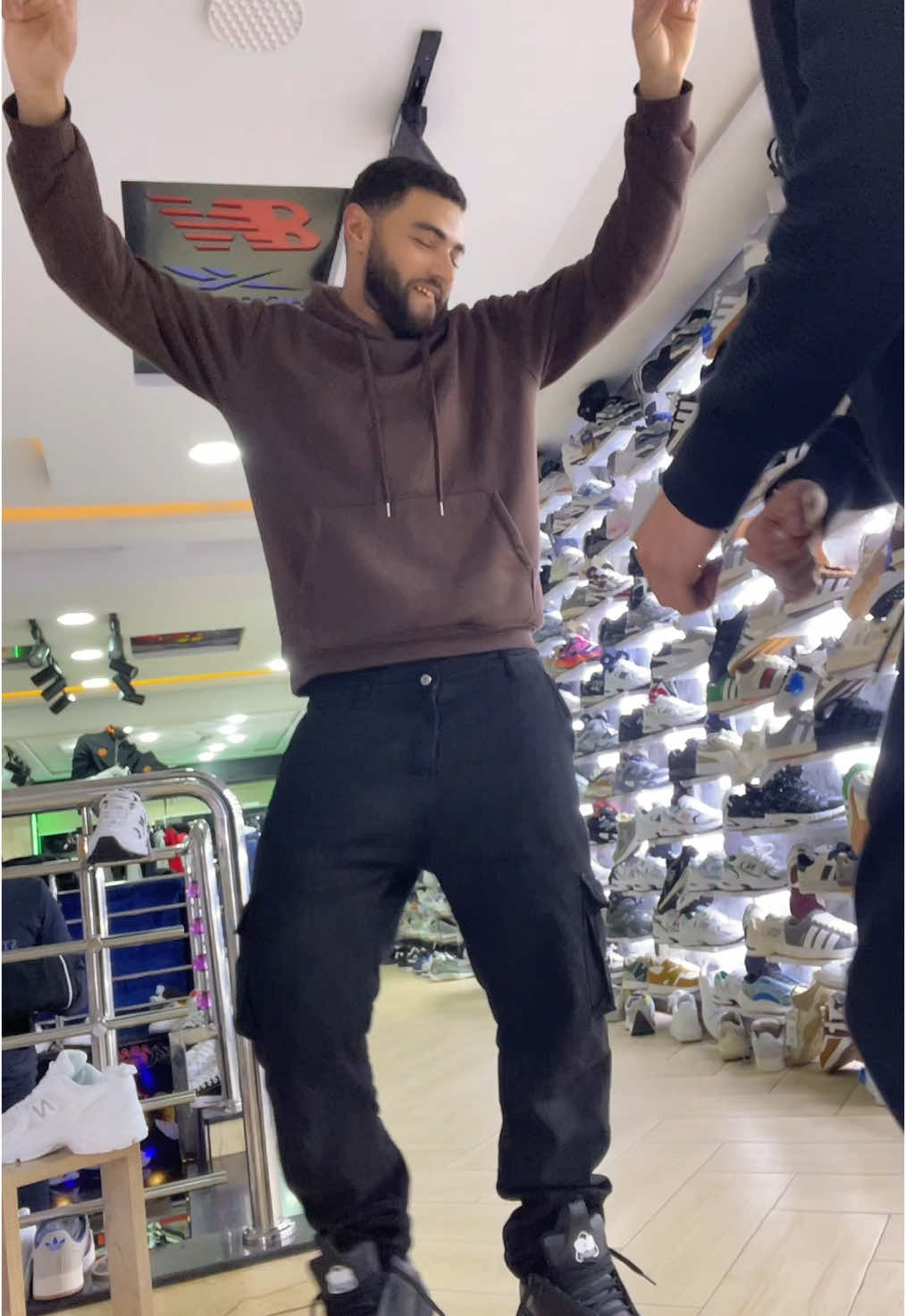 Shake bodyy 🕺🏼challenge @Lamine Yamal  #challenges_tiktok #dancechallenge #lamineyamal #work #streetwear #morroco #tik_tok #fashion #vibes #dancer #football #street #marrakech #barcelona 