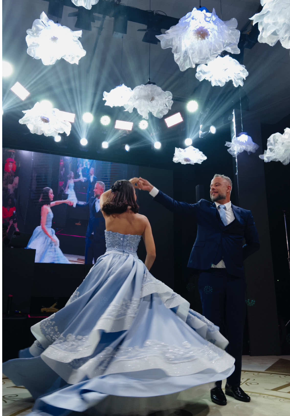 E quando a debutante escolhe a música  #toquinhocaderno para dançar a valsa com o pai ? #valsa15anos #debutante  #15anostematico #alicenopaisdasmaravilhas 