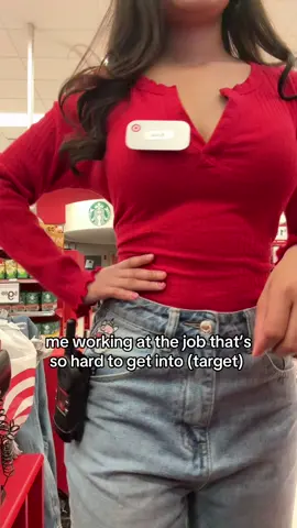 Hey it’s your fav target worker 😉#ilovemyjob #cashierlife #target #fypシ #blessed #work #closingshift #foryou #viral #fyp #xyzbca #latina #outfit #OOTD #parati #trainer