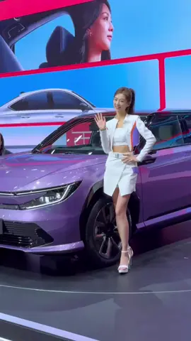 Suning is full of charm and greets fans enthusiastically #TopCarModel #ModelPhantom #SuYining #LongLegs #FairSkinBeautiful 