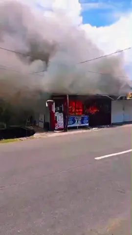 RESPON CEPAT PEMADAM KEBAKARAN ADISUCIPTO (PKA)  MELUNCUR KE LOKASI KEBAKARAN JALAN TEBU 🚒 #pemadampontianak #damkarkalimantanbarat #fyp #damkarpontianak #xzycba #damkarswastapontianak #damkarswastakalbar #pemadamswastapontianak  #meme 