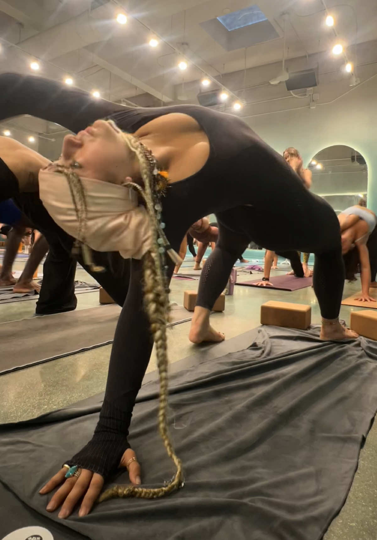 Last Mimi Yoga Teacher Traning Power Flow ♠️ hour 200/200… such an emotional flow with my fellow teachers #vinyasaflow #mobility #yogateacher @MimiYogaStudio 