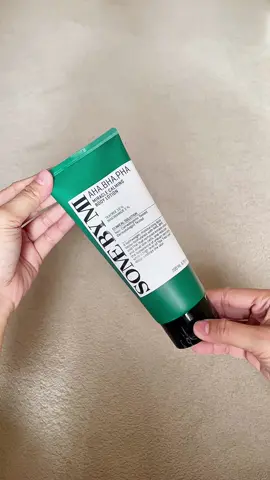 Body acne? Texture? This lotion got me covered, gently and effectively. get yours now! @SOME BY MI US @somebymi.official_ph  . . . . . . . #ugc #ugccreator #ugccommunity #fypage #somebymi #engagement #fyp #calminglotion #ahabhapha 