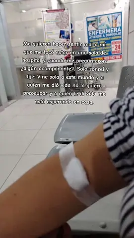 Me quieren hacer sentir mal a mí, que me tocó estar en una sala de hospital y cuando me preguntaron:  ¿algún acompañante?. Solo sonreí y dije: Vine sola a este mundo y a quien me dió vida no la quiero preocupar y a quien le dí vida me está esperando en casa. #trend #estados #viral_video #fypageシ #popular #resiliencia #vida #enseñanza 