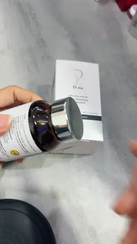 Chai thứ 4 rồi mới dám review thật lòng Nghe chị @hannaolala chia sẻ nên mình bắt đầu uống D-na Whitening mỗi ngày. Giờ là chai thứ 4, da không chỉ sáng hơn mà còn đều màu, ít xỉn hơn hẳn. Cảm giác da “khỏe từ bên trong”, ít lên mụn vặt hơn nữa! Không phải thần dược, nhưng với mình đây là bí quyết nhỏ xinh để giữ da lúc bận rộn, ít skincare. #DnaWhitening #vienuongsangda #hannarecommend #skincareroutine #4chairoi