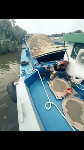 Đôi tay em đang buôn, hay đôi tay anh không dữ thật chặt..!