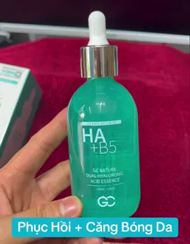 Serum dưỡng da Vitamin B5 + HA GC Nature Dual Hyaluronic Acid Essence 100ml  Giúp dưỡng ẩm sâu cho làn da, serum dưỡng da Vitamin B5 + HA GC Nature Dual Hyaluronic Acid Essence 100ml là sản phẩm được công thức hóa đặc biệt để cung cấp dưỡng chất cần thiết cho làn da mềm mại và căng tràn sức sống. ✅Công dụng: Dưỡng ẩm sâu, giúp tái tạo làn da. Cải thiện độ đàn hồi và độ săn chắc cho làn da. Làm mờ các vết nhăn và nếp nhăn trên da. Giúp làn da trở nên mềm mại, mịn màng và rạng rỡ hơn. ✅Thành phần: Vitamin B5: Dưỡng ẩm, giúp làm dịu và tái tạo da. Hyaluronic Acid: Cung cấp độ ẩm tức thì, giữ nước cho da và tăng cường độ đàn hồi của da. ✅Ưu điểm: Dung tích lớn, đáp ứng nhu cầu sử dụng lâu dài. Công thức không gây kích ứng, phù hợp với mọi loại da. Sản phẩm chứa thành phần dưỡng da tự nhiên, an toàn và hiệu quả ❌Lưu ý: Tránh tiếp xúc trực tiếp với mắt. Bảo quản sản phẩm ở nhiệt độ phòng, tránh ánh nắng mặt trời và nơi ẩm ướt. 👉Hướng dẫn sử dụng: Làm sạch da mặt và lau khô. Lấy một lượng serum vừa đủ và thoa đều lên da mặt và cổ. Vỗ nhẹ để serum thẩm thấu sâu vào da. Sử dụng mỗi ngày vào buổi sáng và tối để đạt hiệu quả tốt nhất.