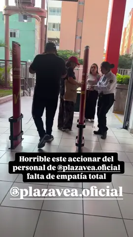 Totalmente falta de empatía del personal de @plazaVea me vieron como loca gritando  desesperada por qué mi hijo lloraba a raíz del pellizco que le dio esta personal especial a mi bebé en su bracito y fueron incapaces de ayudarme o preguntarme qué pasaba o cómo estaba mi hijo, No quiero nunca más regresar ahí por qué no me siento segura… No saben cuando he llorado al sentirme impotente frente a este tema 😓😥 #plazavea #denuncia #faltadeempatia @AfricanLacio 