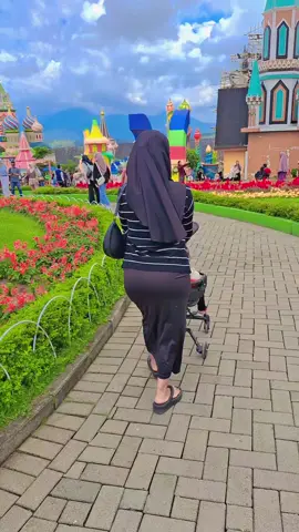 bagian momong anak e wong lah 😃🤭🤭#fyppppppppppppppppppppppp #tamanbungacelosia #bumilhappy #liburanseru 