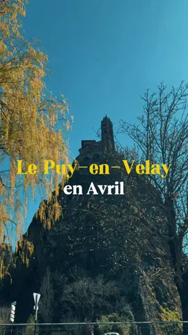 On sait qu’en avril, on ne se découvre pas d’un fil… mais au Puy-en-Velay, le printemps nous donne envie de faire une exception ! 🌺 #pourtoi #printemps #lepuyenvelay #tourisme #nature 