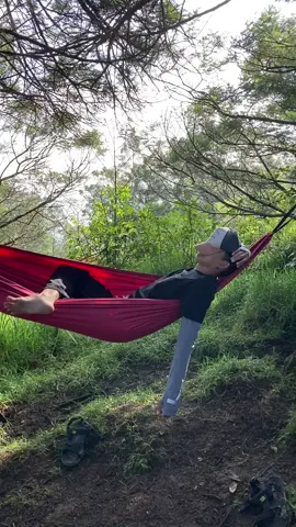 santai sejenak #santai #hammock #ayunan #gunung #gunungprau #fyp #foryou #fyppppppppppppppppppppppp 