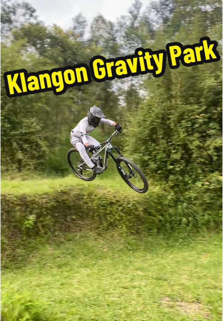 Asik asik di Track Downhill klangon . #trainingmotivation #fyp #mtb #fypage #sepedagunung #mountainbike #tiktok #fyp 