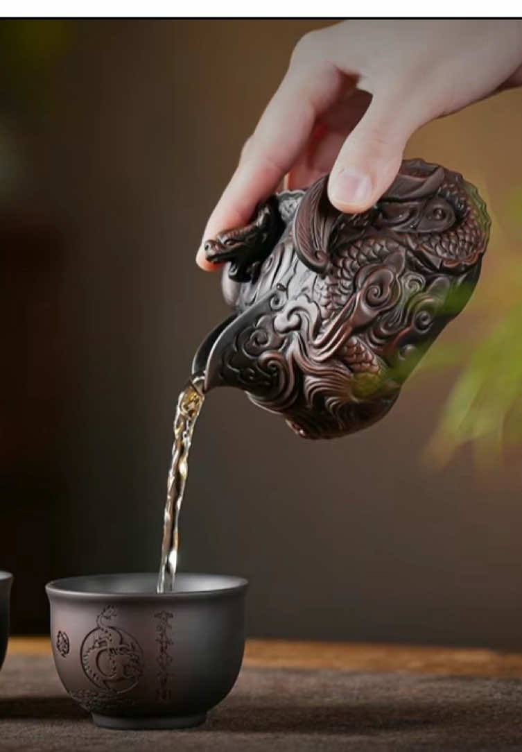 Một món quà mang ý nghĩa cát tường. Vừa để thưởng trà, vừa để trân quý. #BộẤmTràRồngCátTường #ẤmTràThủCông #TửĐàoKiếnThủy #ThưởngTràSangTrọng #QuàTặngÝNghĩa #TràCụPhongThủy #ChọnẤmChọnTâm #SưuTầmTràCụ #ẤmTràĐẹp #nghệthuậtthưởngtrà 