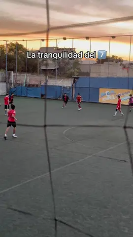 Jugar a 1 o 2 toques te puede resolver una jugada en equipo muy importante en el fútbol #futbol #football #pase #pass #ball #firsttouch 