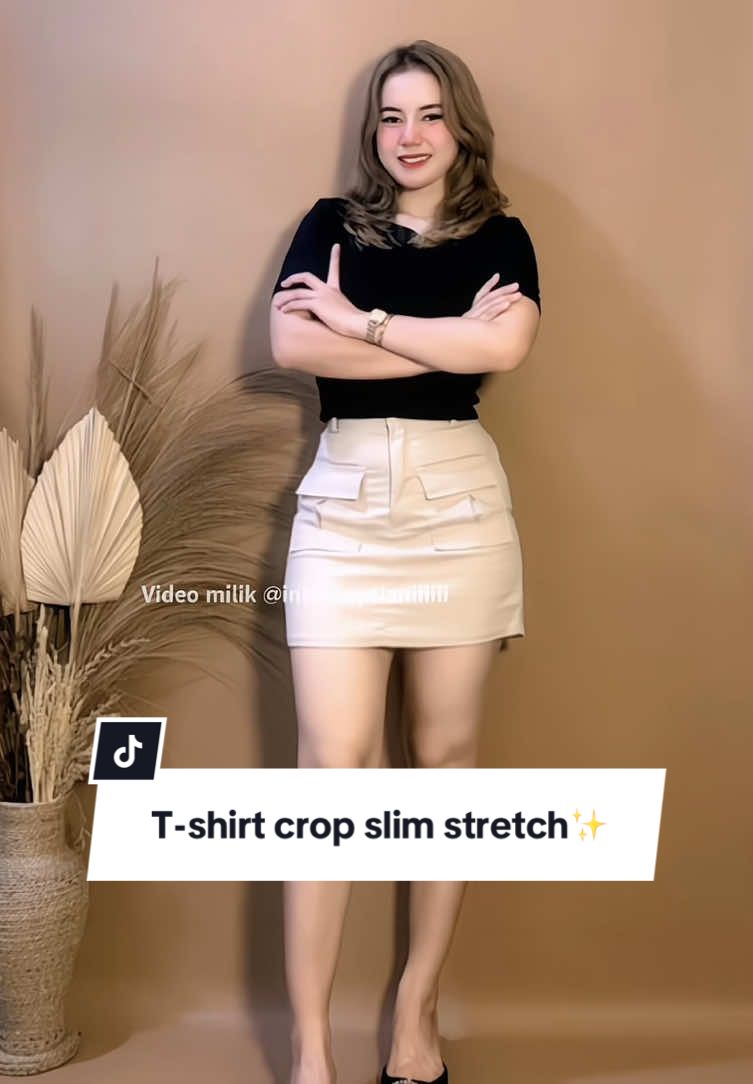 Rekomendasi t-shirt crop yang stretch dan nyaman dipakai😍 #kaoswanita #croptop #atasanwanita #tshirt 