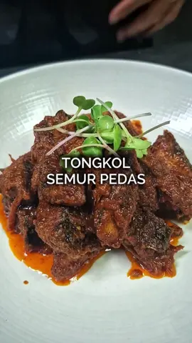 SAVE DULU YA.. Menu ala rumahan yang wajib kalian coba‼️. Buatnya mudah GINI CARANYA! IKAN TONGKOL SEMUR PEDAS 📝 Bahan-bahan: 400g Ikan Tongkol Asap 150g Cabe Merah 110g Bawang Merah 60g Bawang Putih 1/2buah Tomat 1sdt Ketumbar 10g Kemiri 8g Jahe 4lembar Daun Jeruk 2lembar Daun Salam 1btg Sereh 8g Lengkuas 1sdt Garam 2sdt Kaldu Ayam 6g Gula Merah 1buah Asem Jawa 1sdm Kecap Manis 1buah Telur Ayam   📌 Save video ini biar enggak lupa, dan share ke teman yang suka masak atau butuh inspirasi menu baru. IKUTI biar gak ketinggalan untuk Resep Assoy yang lain nya. #foryou #Foodie #ikan #tongkol #resep #menurumahan #idemasak #idejualan #reseprumahan #resepsimpel #dapurassoy #masaksimpel