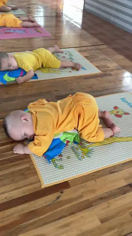 Tư thế ngủ như trong bụng Mẹ 🥰 #ôngbốbỉmsữa #dũngbánhmì #nuôiem #chùamồcôi #thiệnnguyệndũngbánhmì #ngườithựchiệnướcmơ #maiamducquang 
