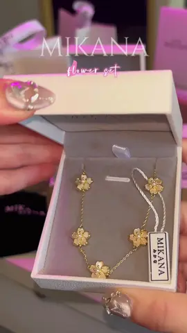 Mikana Sakura Set 🌸 ~ newest jewelry set | necklace and bracelet set 🩷 #mikana #mikanacarefreeluxury #mikanajp #mikanajewelry #mikanajewelries #mikanajewelryset #mikananecklace #mikanabracelets #mikanaaccessories #mikanapaperbag #mikanagiftidea #mikanasakura #mikanasakuraset #mikanaflowerset #mikanabangle #giftideaforher #giftsetideas #graduationgift #birthdaygift #monthsarygift #anniversarygift #surpisegift #birthdaygiftforher #giftidea #nontarnishnecklace 
