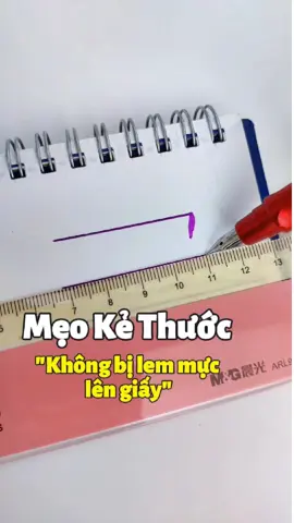 Mẹo kẻ Thước Không bị lem mực ra giấy Mẹo nhỏ mà xịn xò cho ai hay dùng thước kẻ nè! Ai mà từng kẻ thước bị lem mực, dây mực ra giấy nhìn cực kì mất thẩm mỹ thì nhất định phải thử mẹo này nha! Chỉ cần dán 1–2 lớp băng keo giấy ở mặt sau của thước, là có ngay 1 khoảng hở giúp mực không bị lem, kẻ nét nào ra nét đó! Bonus thêm: cách này còn giúp bảo vệ các vạch số trên thước khỏi bị mờ nữa đó 🥰 👉 Mẹo siêu dễ, siêu rẻ mà ai cũng làm được luôn! 🎥 Xem tới cuối video để thấy sự khác biệt rõ rệt nha! #chipbongbmt #meohoc #meohay #thuochochinh #dungcuhoctap #hoctapthongminh #tiktokhocduong #keothuoc #biquyet #meovui #meohocduong