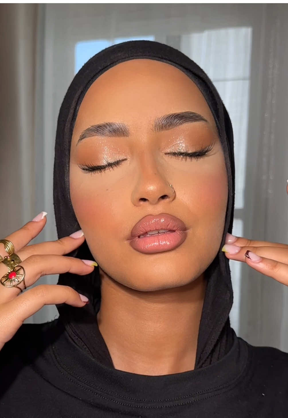 Tuto makeup express en mode good vibes only ! 🤍 Chez moi, le maquillage rime avec papotages, détente et bonne humeur ! Pendant les prestations, on discute, on partage, parfois même on se confie… C’est plus qu’un pinceau sur une paupière : c’est un vrai moment entre nous. Une dose de glam, une touche de confiance, et surtout un relationnel qui fait toute la différence ! Mon but ? Vous sublimer tout en vous faisant passer un super moment !#beauty#tuto #makeuptut#goodvibe #sourire #lik #lo #flyyyyyyyyyyyyyy #flypシ #pourtoi #maquillage @Too Faced @SEPHORA @Kiehl's Since 1851 @maccosmetics @Huda Beauty @Glam By Majha @BenefitFrance @Rare Beauty @Fenty Beauty @Zoevacosmetics 