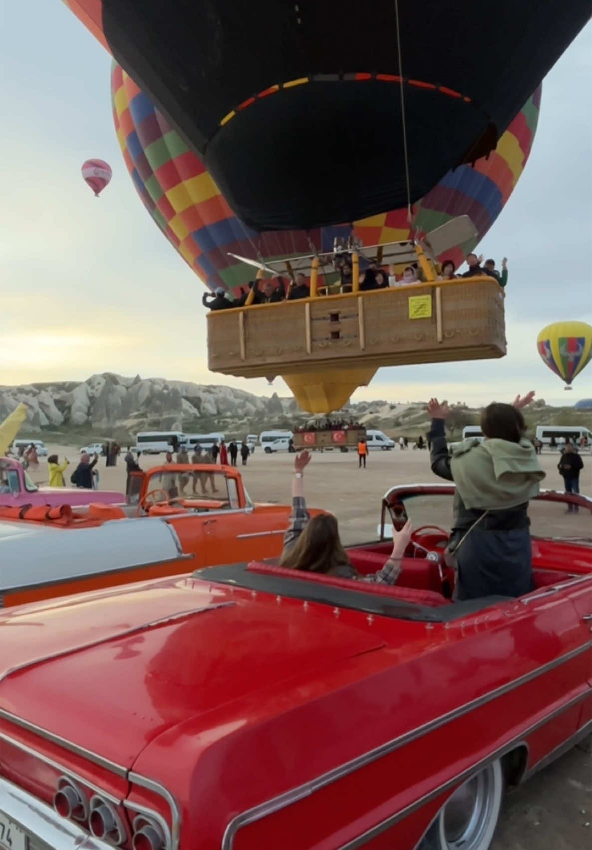 #cappadocia #hotairballoon #lovevalley #göreme #yaz #kapadokya #sunrise #classiccar #gündoğumu #tatil #rainbow @Fundyy @Tekir @Ayça Bingöl @cznburak @Azis @Nusr_et 