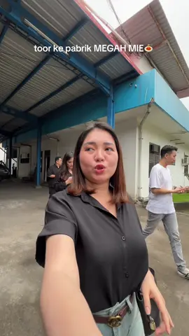 seruu banget liat pembuatan megah mie yg selalu aku mkn dirumah sekarang bisa liat langsung