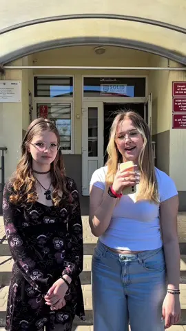 Hej dzisiaj wyjątkowo prosimy was o pomoc i wsparcie dla naszej koleżanki z klasy, która razem z nami prowadzi tiktoka. Hania ma tylko 17 lat w maju będzie obchodziła 18 urodziny przedwczesny prezent już dostala od okrutnego losu, ponieważ zachorowała na nowotwór, czeka ją długotrwałe leczenie którego każdy etap wymaga dużych wydatków nie jesteśmy w stanie ulżyc Hani w cierpieniu ale z całego serca staramy się wspomóc ją finansowo. Nasza Hania jest bardzo ciepła, otwarta, wrażliwa i zawsze chętna do pomocy innym osobą wielokrotnie wspierała wszelkie akcje charytatywne i brała udział we wazystkich szkolnych uroczystościach. Odpłaćmy Hani sercem za serce jeśli nie możecie udzielic wsparcia to zachęcamy do udostępniania i przesyłania dalej naszej prośby, link do zbiorki jest w bio na naszym profilu gdzie znajdziecie też więcej informacji z góry dziękujemy każdemu za okazaną pomoc❤️ #fyp #dlaciebie #
