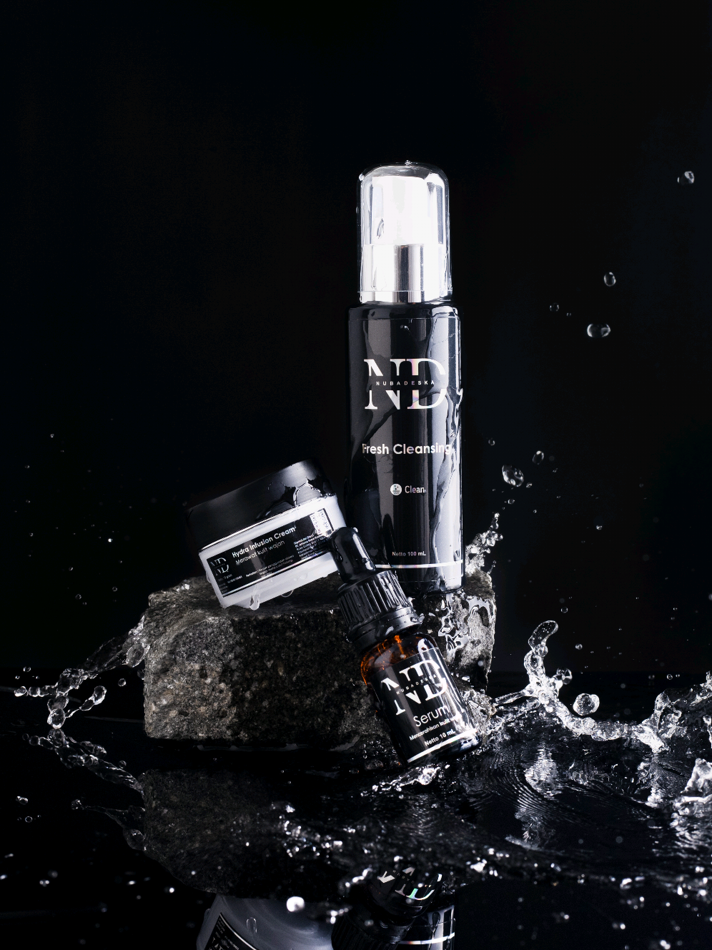 Yang paling susah dari konsep ini adalah pasca fotonya, harus ngepel, lap peralatan-peralatan yang basah. Repot!! #lightingsetup #productphotographytips #tutorialphotography #photography #productphotography #photographytricks 