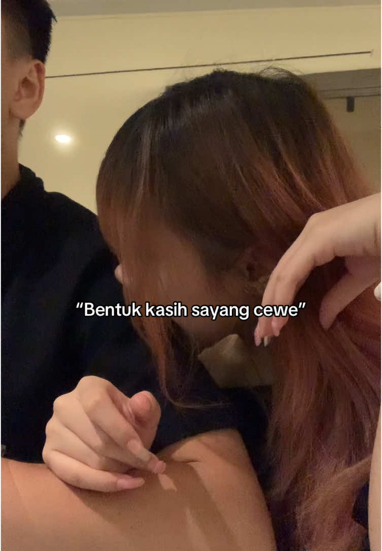 kalian tim gigit?atau tim cutek?? #cutecouple #pasanganlucu #TikTokCoupleSeries #cutek #gigitpacar #couple 