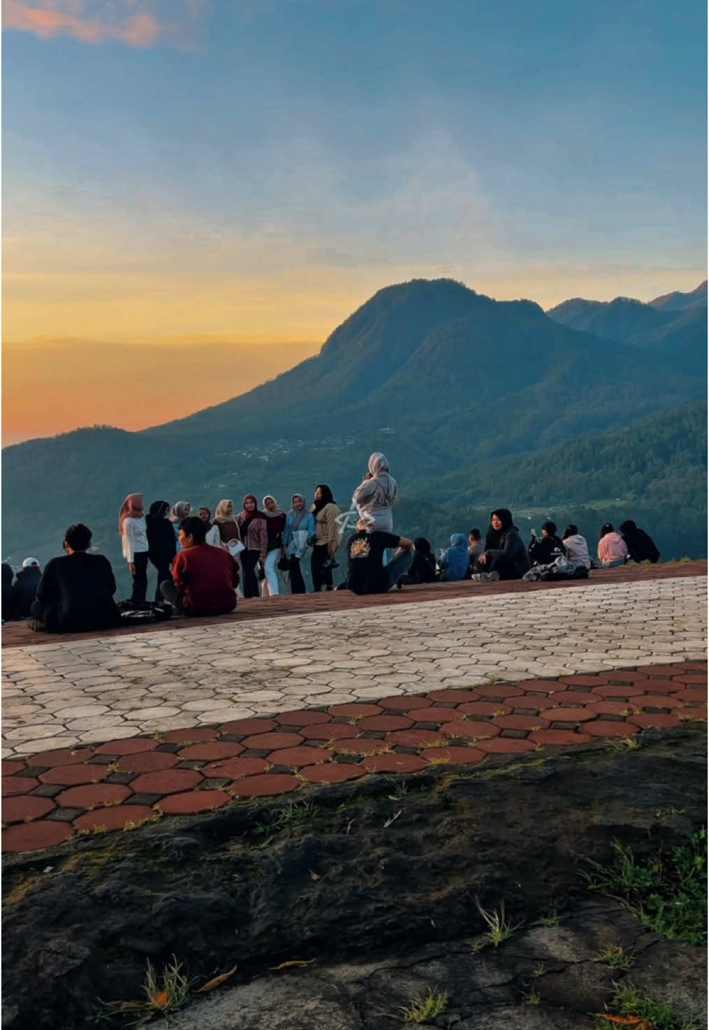 #tamanlangit #gunungbanyak #paralayangbatumalang #tamanlangitgunungbanyak #fyp #viral #cafetamanlangit #paralayangbatu #trending #romanticcamp #fypdonggggggg #trend #wisatamurah #wisataalam #paralayang #malang24jam 